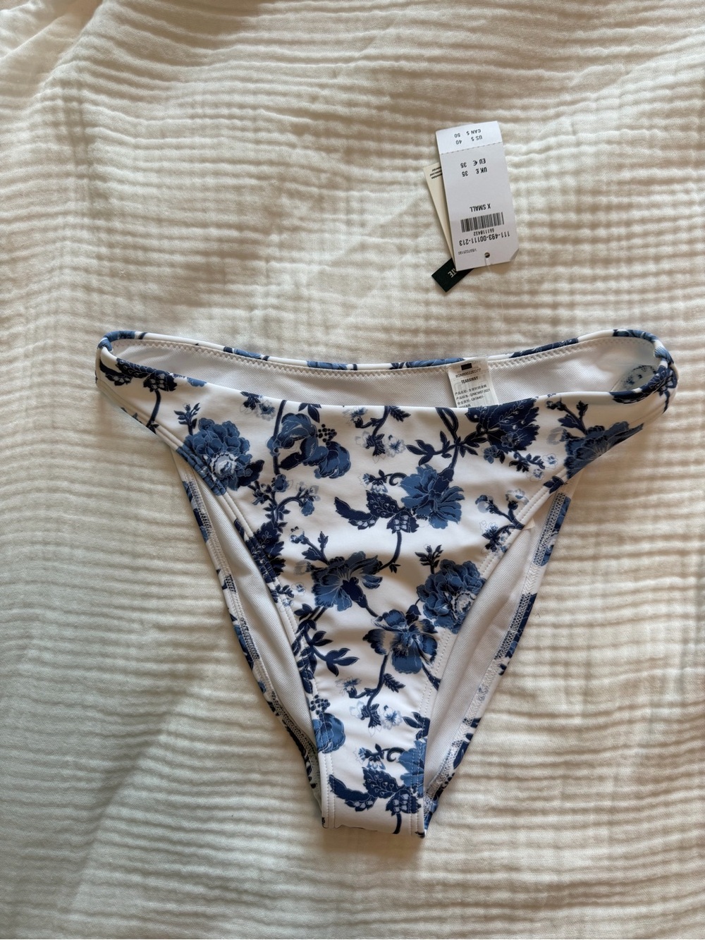 NWT Abercrombie & Fitch White Bikini Bottoms with Blue Floral Print Size xs